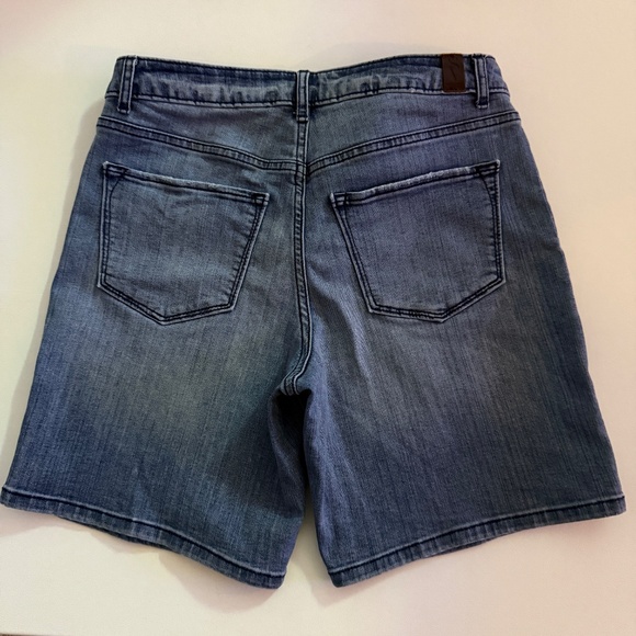 Simply Vera Wang Denim Blue Jean Mid-Rise Shorts Stretch Embroidered Floral Sz 6 - Picture 2 of 9